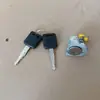 H0601-3AW0A es adecuado para el cilindro de la cerradura de la puerta delantera izquierda del Nissan Sunny Versa (2010-2019), y viene con dos llaves