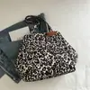 Bolsa Tote de Mão Moda Retrô Estampa de Leopardo Feminina Nova Outono/Inverno 2025 Bolsa de Ombro de Grande Capacidade Tendência Mais Fácil de Combinar Bolsa de Axila