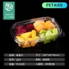 Caja rectangular de plástico transparente con tapa, compartimentada y sellada, para empaquetar ensalada de frutas.