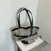 Bolsa retro estilosa de grande capacidade para mulheres, nova bolsa de ombro leve para o dia a dia 2026, bolsa tote despojada
