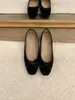 Primeiro Encontro: Sapatilhas Estilo Feijão Verde de Ji Wanwan com Detalhe de Laço de Veludo, Sapatos Femininos para Outono 2026, Perfeitos com Saias