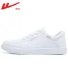 Tênis branco feminino de puxar, novos tênis casuais versáteis de couro para primavera, tênis brancos populares, sapatos de casal