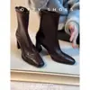 Botas Martin Quadradas Exquisitas de Temperamento Retrô com Salto Quadrado e Zíper Traseiro 2025 Verão Novo Estilo Coreano Botas de Cano Curto com Salto Grosso que Aumentam a Altura Femininas