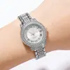 Relógio de Pulso Redondo Estilo Romano Cravejado de Diamantes Estilo Inglês para Mulheres, Modelo Popular de Comércio Exterior, Atacado do Fabricante, Conjunto de Relógio com Pulseira de Liga Metálica para Mulheres