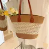 Bolsa de Palha Trançada Transfronteiriça Nova para Verão 2026 para Mulheres, Bolsa de Ombro Tipo Balde Trançado de Grande Capacidade para Férias de Verão, Atacado