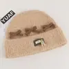 Gorro de punto de estilo coreano inspirado en la dopamina con un lazo, diseñado para mujeres, que proporciona calor y protección para los oídos en otoño e invierno, y favorece el rostro; un sombrero pequeño y elegante para estudiantes