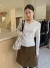 Camiseta Base AMOMI de Manga Larga con Cuello Henley y Cintura de Media Luna para Mujer, Nuevo Estilo Coreano de Principios de Otoño 2026, Ajuste Delgado Simple