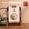 Calendário de Mesa de Madeira Estilo Chinês Ano do Carneiro 2027 com Porta-Caneta Ornamento Multifuncional para Desktop Calendário de Escritório com Impressão para Negócios