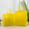 Bolsa de mano de tela no tejida al por mayor para ropa, regalo, bolsa tridimensional, bolsa de película de embalaje universal para compras de supermercado