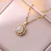Colar para Mulheres, Estilo Influenciador Transfronteiriço Flor de Girassol Zircônia Rotativo Conjunto de Três Peças Decoração Colar de Aço Titânio