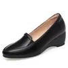 Zapatos tipo mom de tacón de cuña de cuero suave de moda para mujer, nuevo estilo otoño 2026, boca poco profunda, casuales y cómodos, adecuados para el trabajo y el uso diario