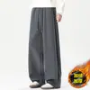 Pantalones Casuales de Tacto Algodón para Hombre, Nuevo Estilo Primavera y Otoño 2026, Pantalones de Color Sólido con Parches, Pierna Recta Suelta, Caída Suave, Forro Polar para Hombre
