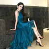 Elegante vestido azul estilo francés con adornos de diamantes, que presenta un bajo asimétrico con volantes, un impresionante diseño de espalda descubierta y una longitud larga, perfecto como vestido de cumpleaños