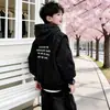 Chaqueta con capucha estampada con letras para niño 2026 Nuevo estilo de otoño para niños de mediana y mayor edad Chaqueta de trabajo Cardigan con cremallera para niños