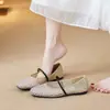 Sapatos Femininos de Salto Baixo Verão 2026 Novo Estilo Uma Tira Vazados Tecidos Respiráveis Sapatos Baixos Boca Rasa Sandálias Mary Jane Francesas