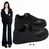 Populares zapatillas negras cómodas para mujer, nuevo lanzamiento de otoño temprano 2026, zapatillas deportivas ligeras, zapatos casuales negros versátiles de nicho