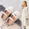 Zapatos Mary Jane para niñas, zapatos de princesa, zapatos de una sola suela blandos, nuevos zapatos de cuero para niños de primavera y otoño, zapatos plateados para actuación decorados con flores