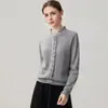 A nova coleção de outono e inverno da estação europeia apresenta uma cor sólida, gola alta, design vazado em crochê e um luxuoso e macio cardigã de malha de cashmere.
