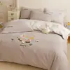 Juego de cuatro piezas de algodón de fibra larga para dibujos animados con bordado de oso lindo en la funda nórdica, adecuado para todas las estaciones, ropa de cama de 1.5m/1.8m