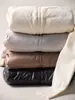 Nova jaqueta acolchoada de tricô patchwork para mulheres, apresentando um design simples e estiloso, um estilo de cardigã curto e um forro quente e isolado para o inverno.