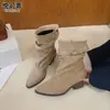 Botas western femininas de couro genuíno, com sola grossa, salto grosso e bico fino, apresentando design em camadas, nova coleção outono 2026, botas Martin versáteis, botinhas retrô