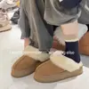 Pantuflas esponjosas de suela gruesa para mujer, para usar en exteriores, nuevo estilo 2026, invierno, con forro polar adicional para abrigar, botas de nieve, empalme de cuero y pelo, semiabiertas, zapatos de algodón