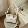 A bolsa de bolinho trançada popular deste ano para mulheres 2026 nova bolsa de ombro simples estilosa bolsa transversal de nicho coreana