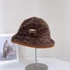 Chapéu de Pescador de Pelúcia com Letra Patch Moda para Mulheres Inverno Versátil Casual Chapéu Balde para Calor e Proteção de Orelha Tendência