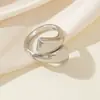 Anillo Popular Transfronterizo Europeo y Americano de Nicho con Textura Metálica Brillante Estilo Minimalista, Anillo Geométrico Exagerado de Gama Alta para Mujeres