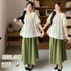 2026 Nueva Camisa de Maternidad con Parches de Encaje Color Albaricoque Claro + Falda de Maternidad Verde a Cuadros Suelta Casual con Cordón