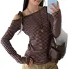 Camiseta Coreana Doce e Picante Feminina Roxa Listrada Ombro Inclinado Manga Curta para Mulheres Verão Slim Ombro Caído Design de Nicho Top