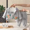 Conjunto de Ropa de Otoño para Niños Primavera y Otoño 2026 Nuevo Elegante Chaqueta de Dibujos Animados para Bebés Niños de 1 Año 2 Conjunto de Tres Piezas de Manga Larga