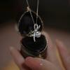 Colar Exquisito com Laço para Mulheres, Design de Nicho de Luxo Leve, Pingente Dinâmico de Diamante Cintilante, Estilo de Nó Jovem, Elegância para o Dia a Dia, Corrente para Clavícula