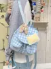 Mochila portátil linda estilo japonés de oso con retazos de cuadros y solapa de cordón, ligera para salidas de niñas, mochila pequeña para mujer