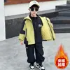 Jaqueta de Montanhismo Acolchoada Três em Um Grossa para Meninos Outono e Inverno 2025 Novo Estilo Inverno Roupa Externa Bonita para Bebê Menino