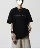 Camiseta Masculina Patchwork Desconstruída de Manga Curta Verão 2026 Marca Americana Tendência Letra High Street Top Solto de Meia Manga Roupa Masculina
