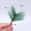 Corona de Decoración Navideña con Ramas de Pino y Enredaderas, Materiales Hechos a Mano para DIY con Flores Artificiales y Bayas Rojas