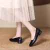 Sapatos femininos populares, sapatos de couro macio de corte baixo, novo estilo retrô de outono 2026, bico quadrado, sapatos de couro confortáveis de sola macia e plana para mães