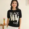 26 Verano Nuevo Estilo Algodón Puro Tejido Manga Corta Cuello Redondo Bordado de Letras Gato Top Camiseta a la Moda Ropa para Mujer