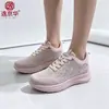 Sapatos de caminhada antiderrapantes para mulheres no atacado transfronteiriço, novos sapatos casuais respiráveis e confortáveis para primavera e outono de 2026 para mães de meia-idade e idosas