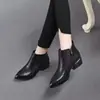 Botas de tornozelo baixas de bico fino versáteis estilo francês para o outono/inverno de 2026 para mulheres, botas Martin de couro macio com forro de lã, botas simples de couro macio para mulheres