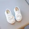 Zapatos Casuales Blancos para Niñas 2024 Primavera y Otoño Nuevos Dulces Suela Suave Niños Pequeños y Medianos Zapatos de Cuero para Jardín de Infancia Mocasines Versátiles