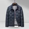 Chaqueta de plumas para hombre de otoño e invierno, directa de fábrica, plumón de pato nuevo estándar nacional, cuello alto, estilo corto, costuras selladas para evitar fugas de plumón, chaqueta para hombres jóvenes y de mediana edad