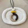 Colar com cordão de couro retrô e pingente oval, um acessório de moda luxuoso e estiloso, perfeito para combinar com suéteres, uma joia única e versátil para mulheres