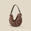 Bolsa Feminina de Design Exclusivo Retrô Rebite Fosco de Mão Transversal Couro de Veado Crescente Bolsinha de Braço Ombro Bolsa Tote