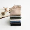 Calcetines de hombre de verano color liso calcetines invisibles transpirables absorbentes de sudor calcetines desodorantes calcetines verticales para hombre puesto de calcetines para hombre calcetines invisibles para hombre al por mayor