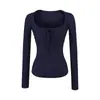 Blusa Quadrada de Manga Longa Doce e Picante Estilo Americano com Clavícula Exposta, Novo Modelo da Temporada de Primavera com Amarração Frontal, Ajuste Slim, Camiseta que Marca a Cintura