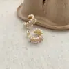Pendientes de Zirconia Dorada y Perla en Forma de C para Mujer Sentido del Diseño Pendientes de Botón Nicho 2026 Nuevos Pendientes de Alta Gama Únicos y Hermosos