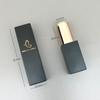 El fabricante Yueshunxing personaliza tubos de labial de 12.1 mm estilo europeo y americano en dorado y negro, tubos de labial cuadrados irregulares, tubos vacíos