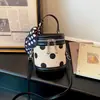 Bolso cubeta de diseño retro de lunares de color block transfronterizo de nicho 2026 nuevo diseño de moda de nicho bolso cruzado versátil